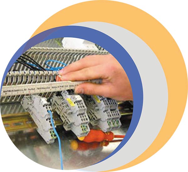 Elektroniker bei der Arbeit
