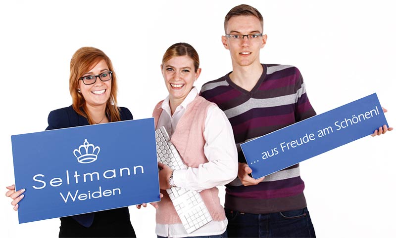 Junge Leute mit Seltmann Weiden Logo und Slogan