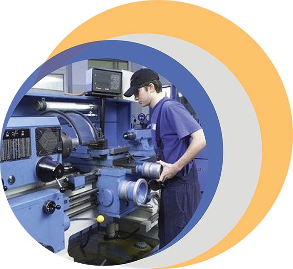 Industriemechaniker an Drehmaschine