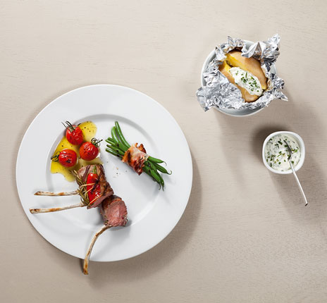 Lammcarré mit Kirschtomaten, grünen Bohnen und Grillkartoffeln mit Porzellan von Seltmann Weiden
