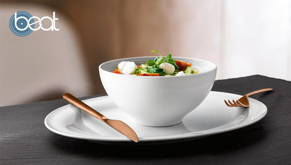 Porzellanserie Beat Salat, frisch angerichtet in einer Schüssel der Porzellanserie Beat